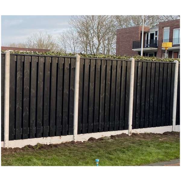 Zwart gespoten schutting